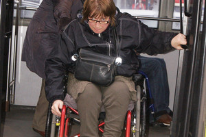 Dėmesio! Transporto stotelėje – neįgalus keleivis