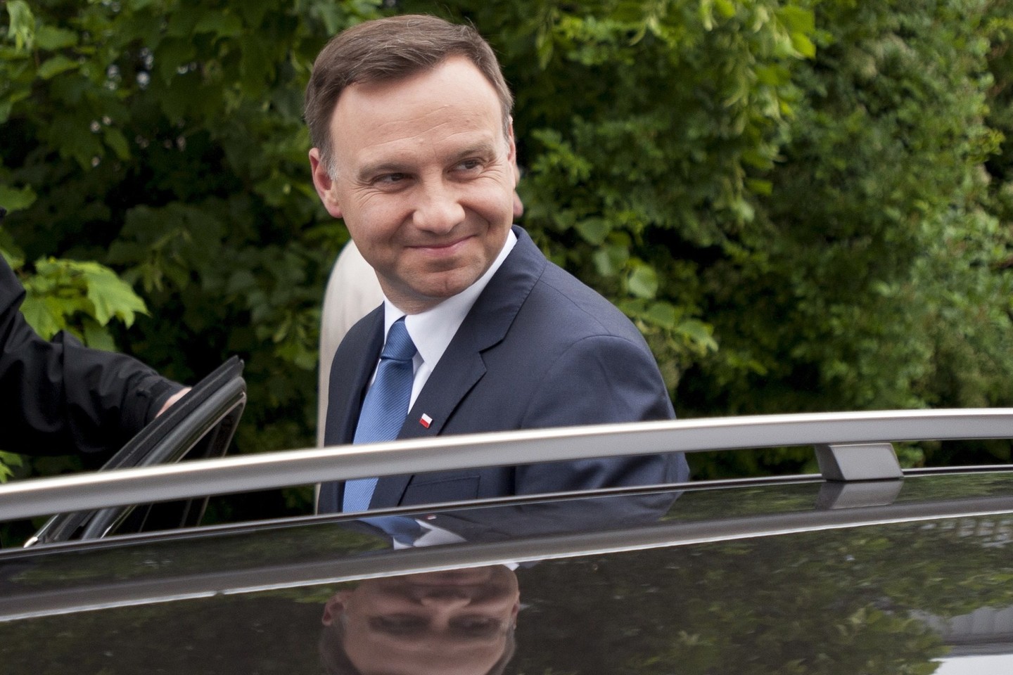 Netikėtai sprogus A.Dudą vežusio limuzino BMW užpakalinei padangai automobilis tapo nevaldomas