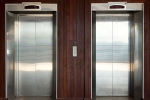 Kinijoje darbininkai moterį pasmerkė lėtai mirčiai: paliko lifte