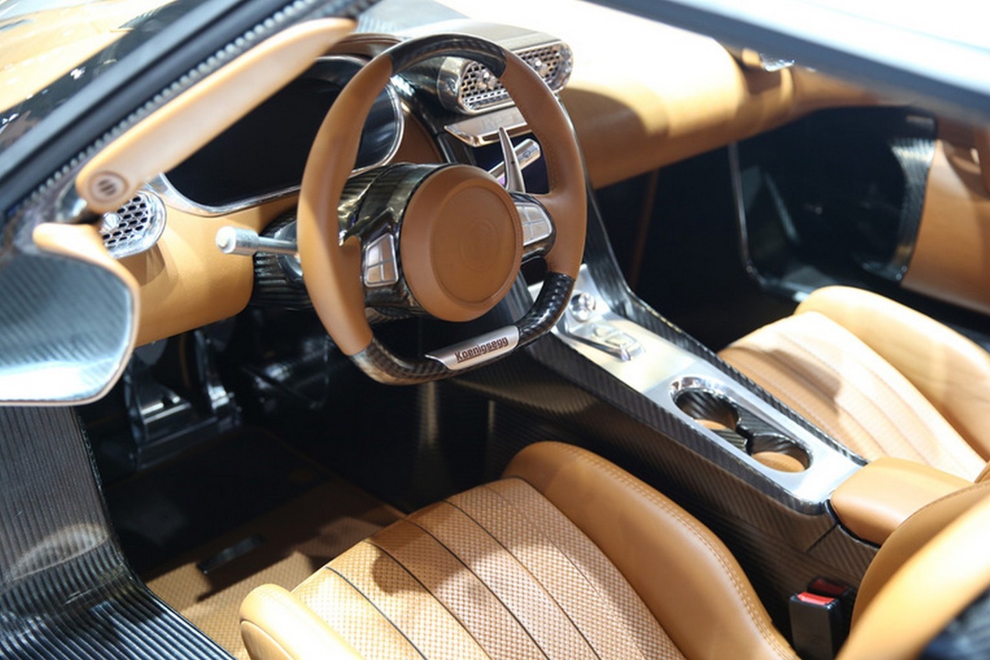 „Koenigsegg Regera“ gali būti rimtas pretendentas kovoje dėl greičiausio serijinio automobilio titulo.<br>David Marechal nuotr.