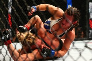 Moterų kraujas: seksualioji Miesha Tate smaugimu tapo čempione
