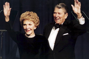 Mirė buvusi JAV pirmoji ponia Nancy Reagan
