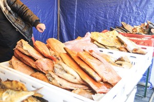 Kaziuko mugėje vilnietę apstulbino žuvies pardavėjos gudrybė