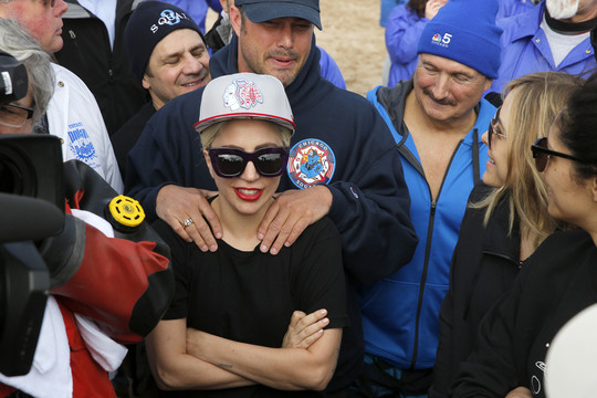 Lady Gaga su sužadėtiniu Čikagoje turškėsi lediniame vandenyje