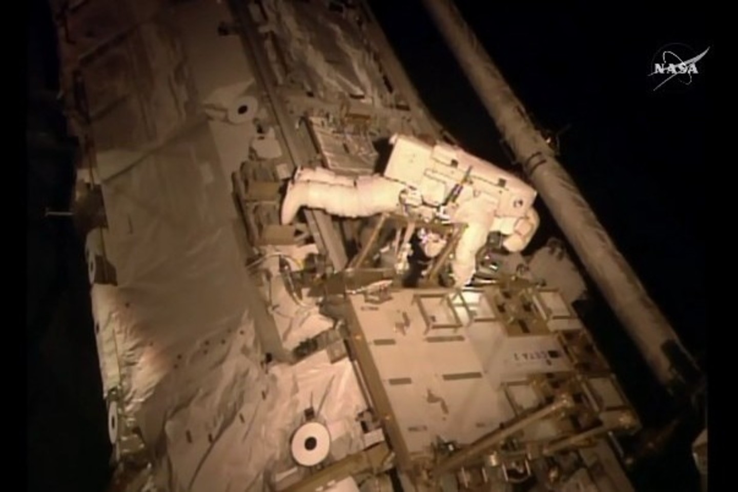 S.Kelly kosmose be pertraukos praleido beveik metus.<br>AFP/Scanpix nuotr.