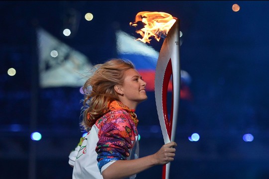 M.Šarapova Sočio olimpinėse žaidynėse nešė deglą.<br>AFP/Scanpix nuotr.