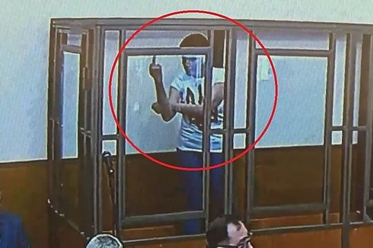 Nadija Savčenko pratrūko – parodė teisėjams vidurinį pirštą