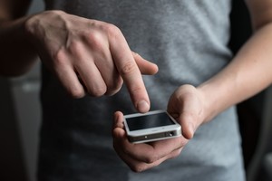 Atkaklus vyras už telefono remontą vietoj 204 eurų sumokėjo 2 ct