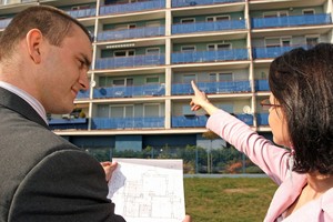 Jaunos vilnietės lenkia vyrus: būstą perka drąsiau ir brangiau