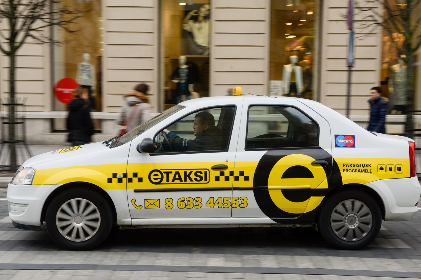 Daugiau nei 60 taksi automobilių dalyvavo protesto prieš „Uber“ akcijoje.<br>J.Stacevičiaus nuotr.