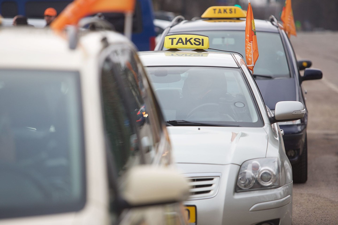 Daugiau nei 60 taksi automobilių dalyvavo protesto prieš „Uber“ akcijoje.<br>D.Umbraso nuotr.