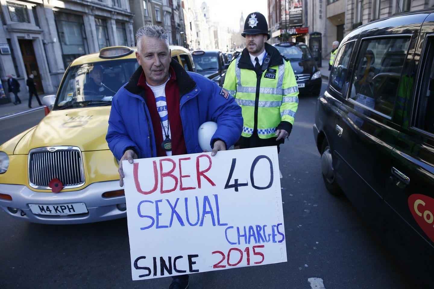 Taksistų proterstai prieš „Uber“ nuvilnijo per visą pasaulį.<br>Reuters/Scanpix nuotr.