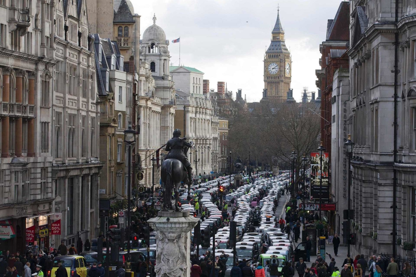 Taksistų proterstai prieš „Uber“ nuvilnijo per visą pasaulį.<br>Reuters/Scanpix nuotr.