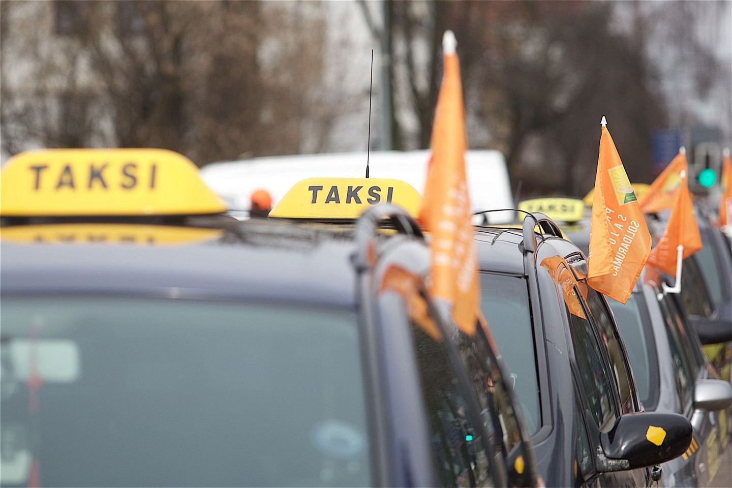 Taksistai pyksta dėl nelygios konkurencijos su „Uber“<br>D.Umbraso nuotr.