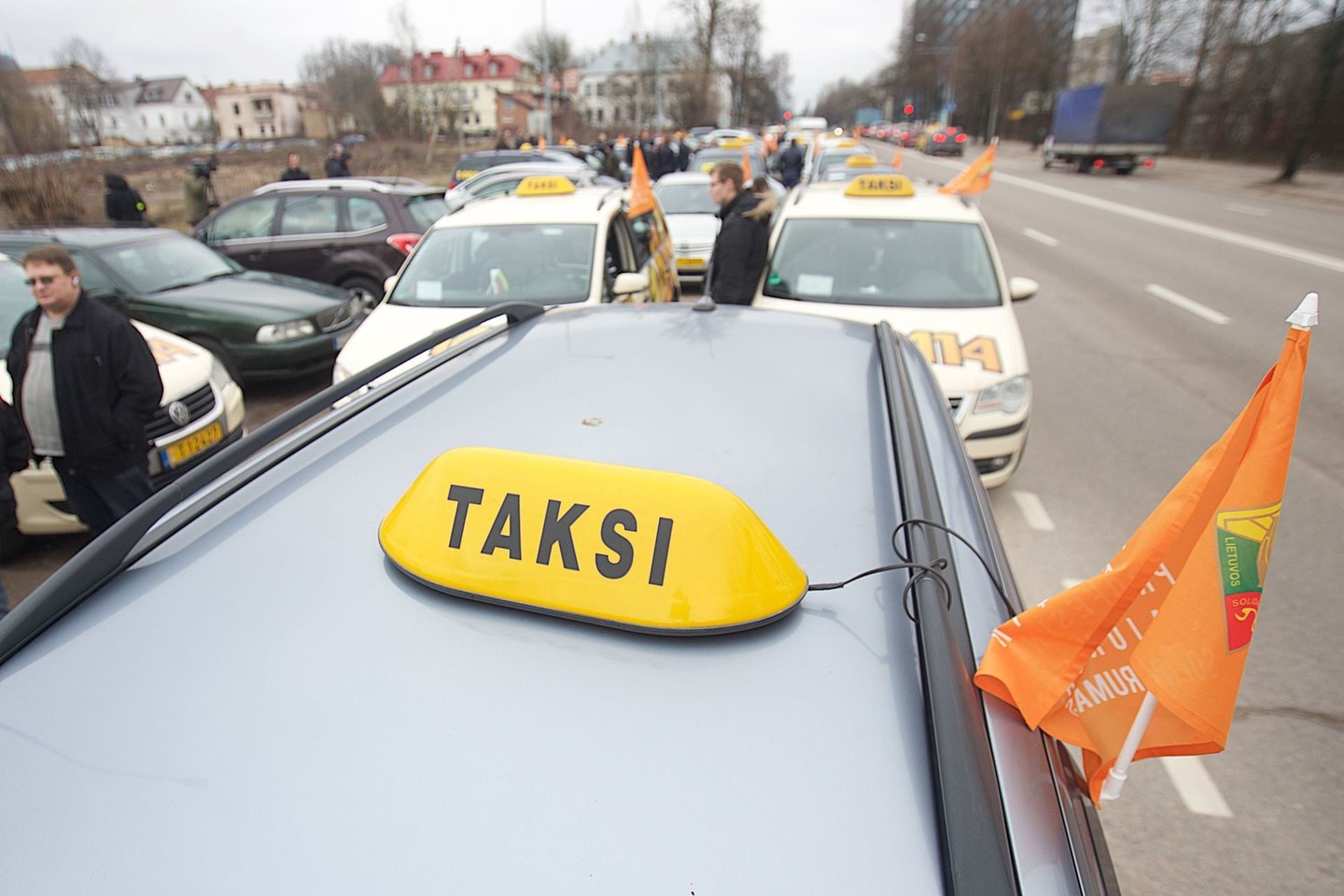 Daugiau nei 60 taksi automobilių dalyvavo protesto prieš „Uber“ akcijoje.<br>D.Umbraso nuotr.