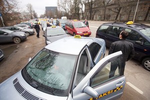 Prieš „Uber“ protestuojantys taksistai Vilniuje sukėlė chaosą