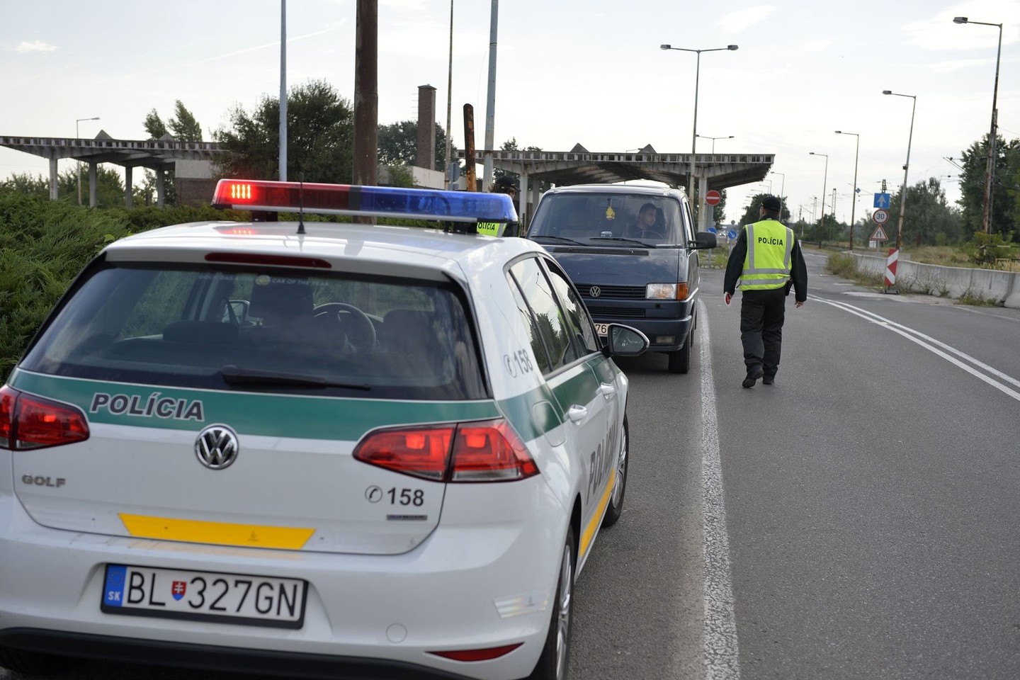 Avarijos vietoje dirba septynios gelbėtojų ir greitosios pagalbos brigados.