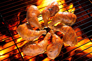 Vėsiuoju metu kepsnių ant grilio karaliene tampa vištiena