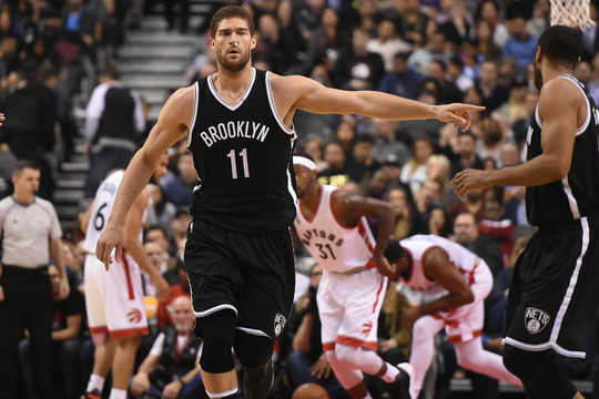 Brookas Lopezas puolė „Raptors“ talismaną ir tęsia brolio karą