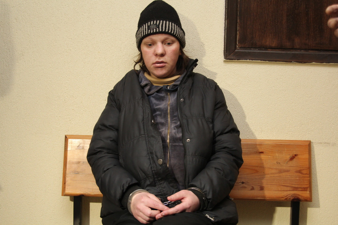 Į teismą atvesdinta V.M. nepratarė nė žodžio.