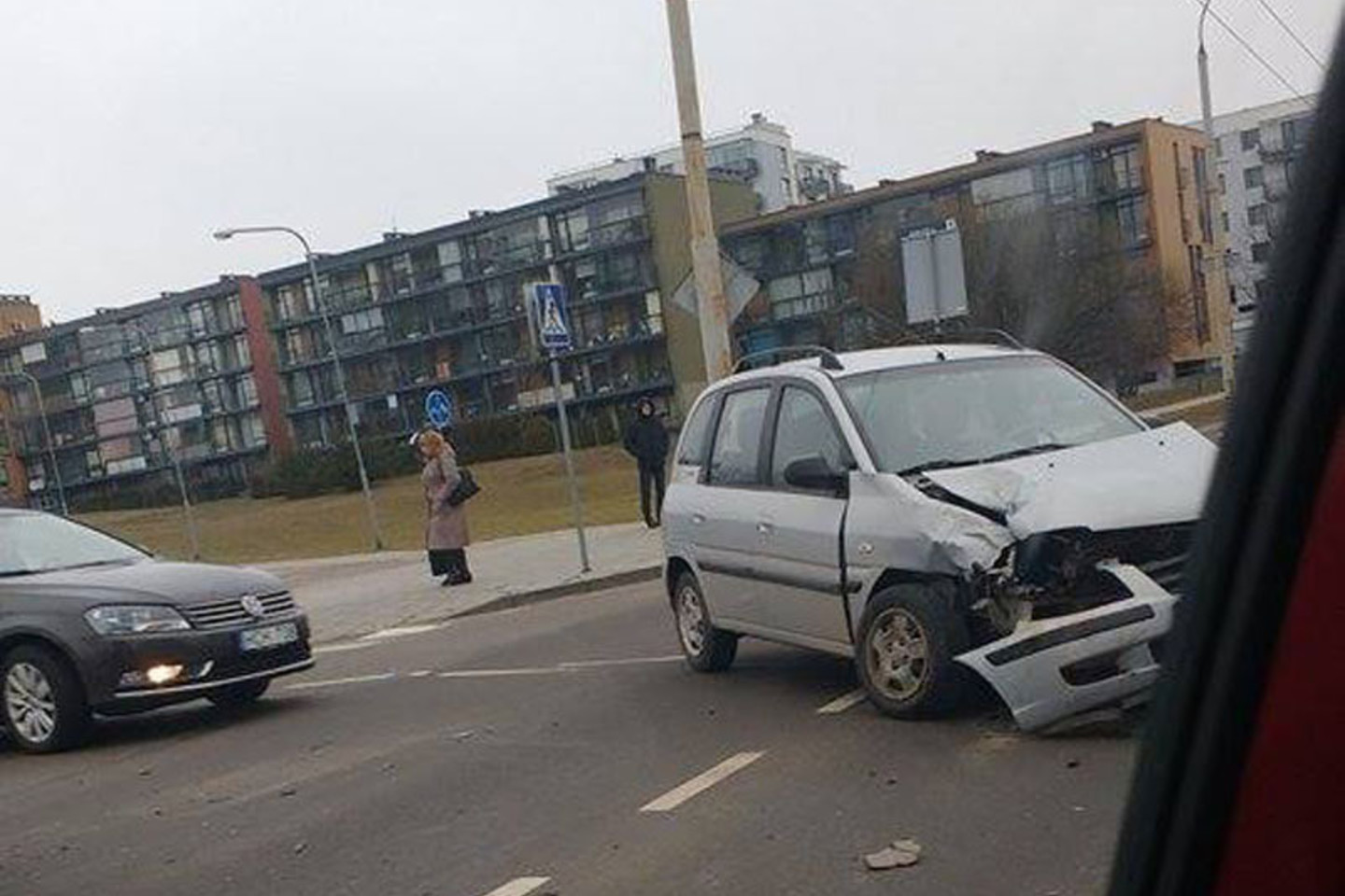 Ankstų rytą Vilniuje du automobiliai nepasidalijo kelio.
