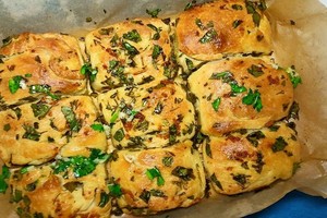 Plėšoma česnakinė duona – kad stalas būtų draugiškesnis