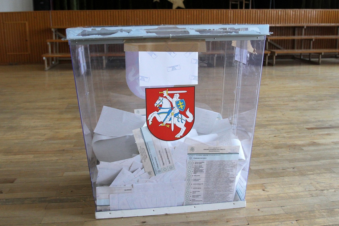 Pats meras svarstant klausimą posėdyje buvo už durų ir žodis jam buvo suteiktas tik po balsavimo.
