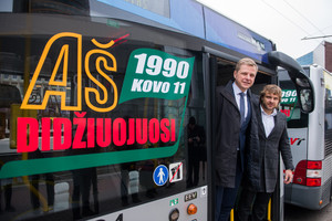 Vilniaus gatvėse – garsenybių puošti patriotiški autobusai