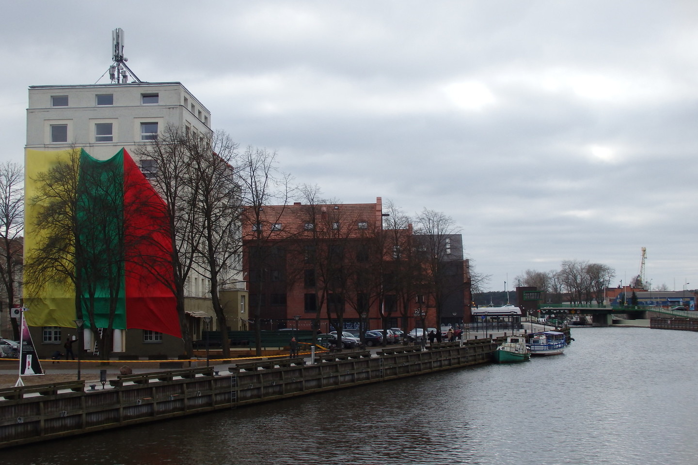Ant pastato sienos – 14 metrų pločio ir 15 metrų ilgio vėliava.<br>A.Pilaitienės nuotr.