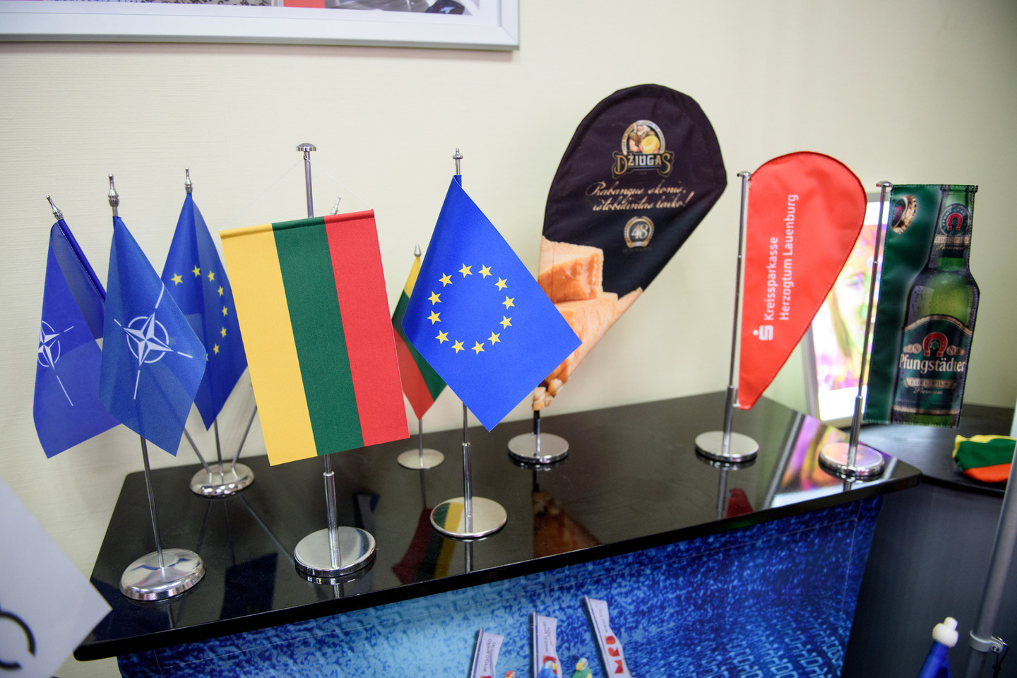 Per metus „Aka Baltic“ vidutiniškai parduoda 5 tūkst. Lietuvos vėliavų bei 2-3 tūkst. istorinių vėliavų.<br>Domanto Umbraso nuotr.