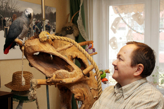 Papūgai Albiniukui lengviausia mokytis patriotinių dainų