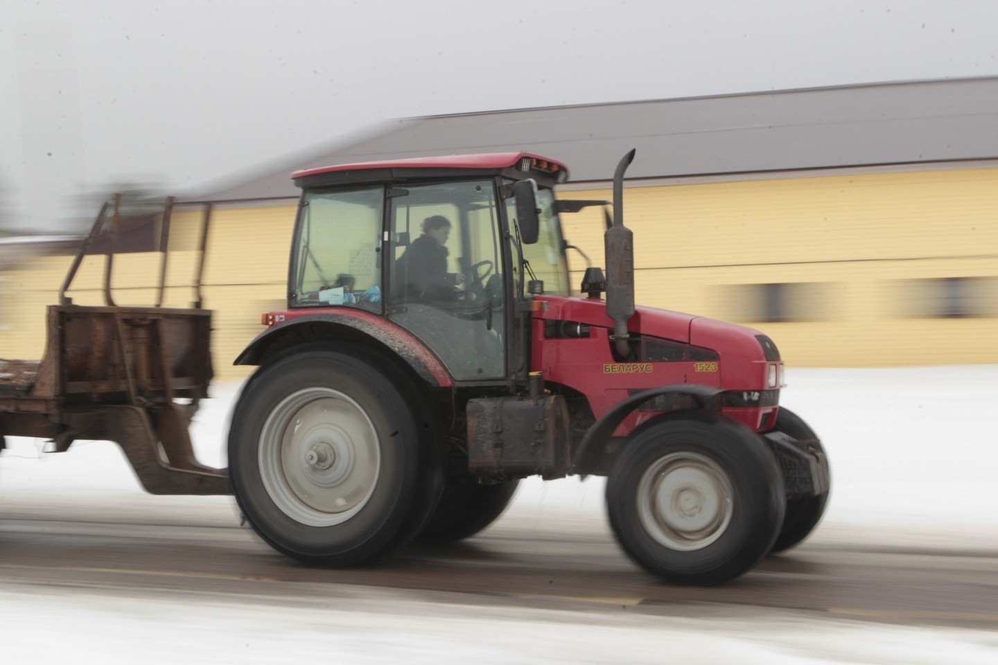 2015 metais Baltarusija pardavė Gvinėjai 1 ratinį traktorių, 1 automobilinį kraną, 1 traktoriaus ratą, 2 pavarų dėžes ir kitų smulkmenų.