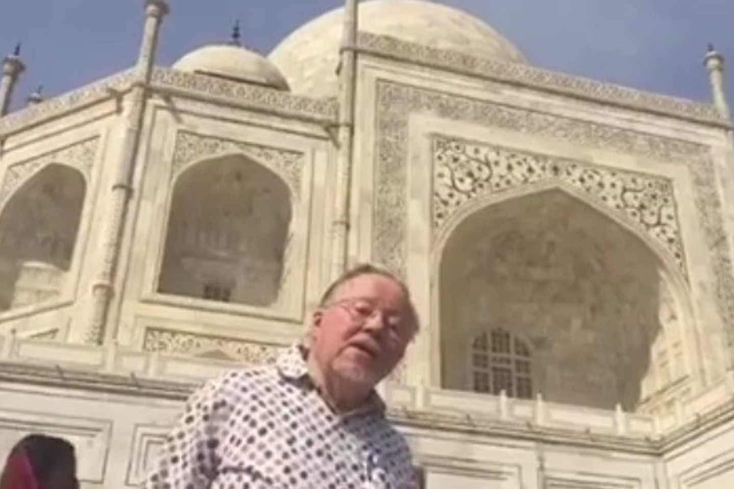 Profesorius šiuo metu lankosi Indijoje.