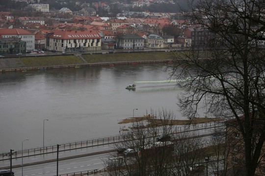 Kaune kilo trispalviai dūmai virš vandens
