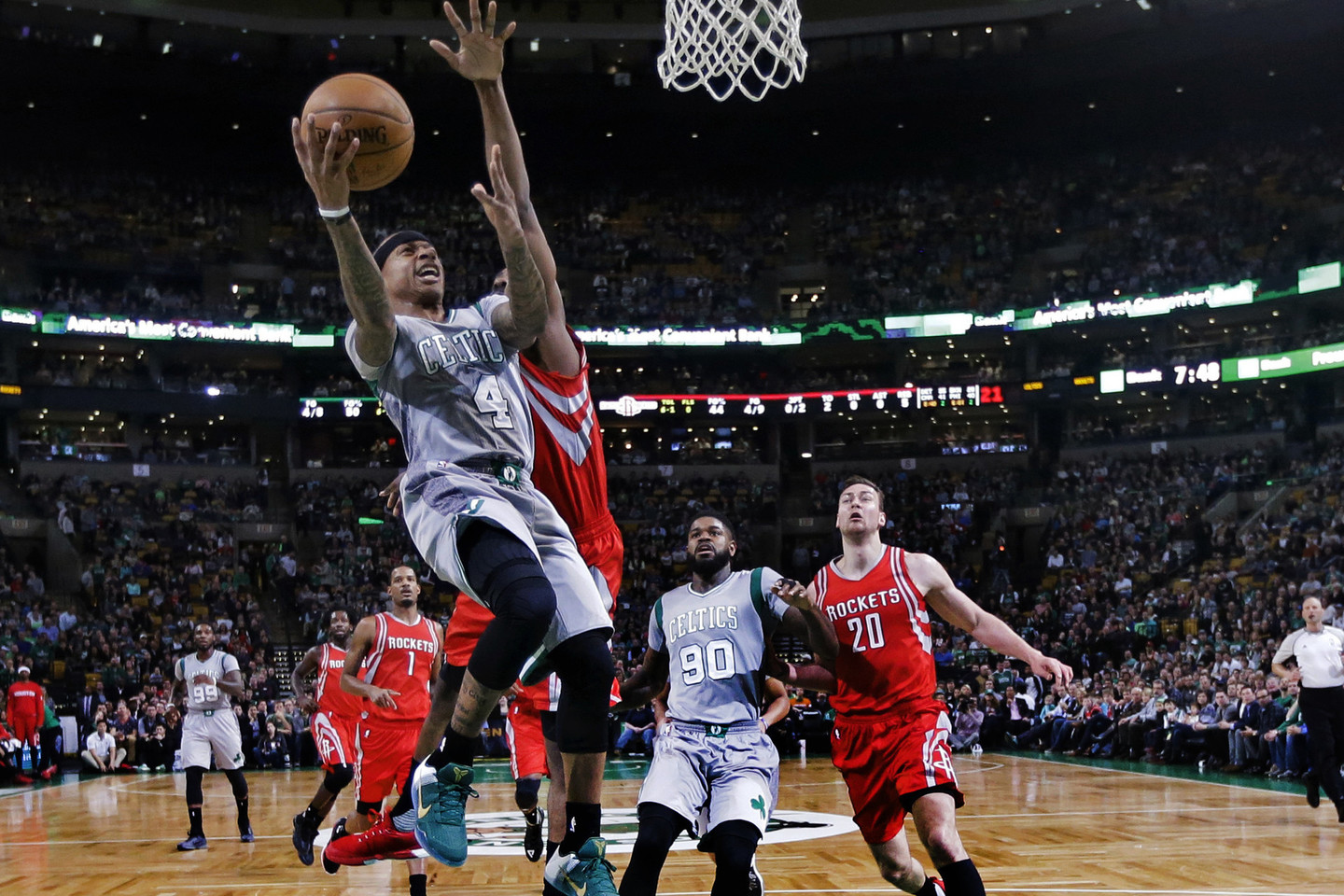 „Rockets“ išvykoj įveikė „Celtics“ ir nutraukė namų pergalių seriją