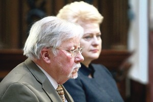 Trispalvė laisvės pribuvėjo V. Landsbergio aureolė – su dėmėmis