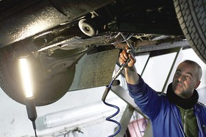 Naują automobilį norėjusi pirkti moteris apstulbo nuo sąskaitų