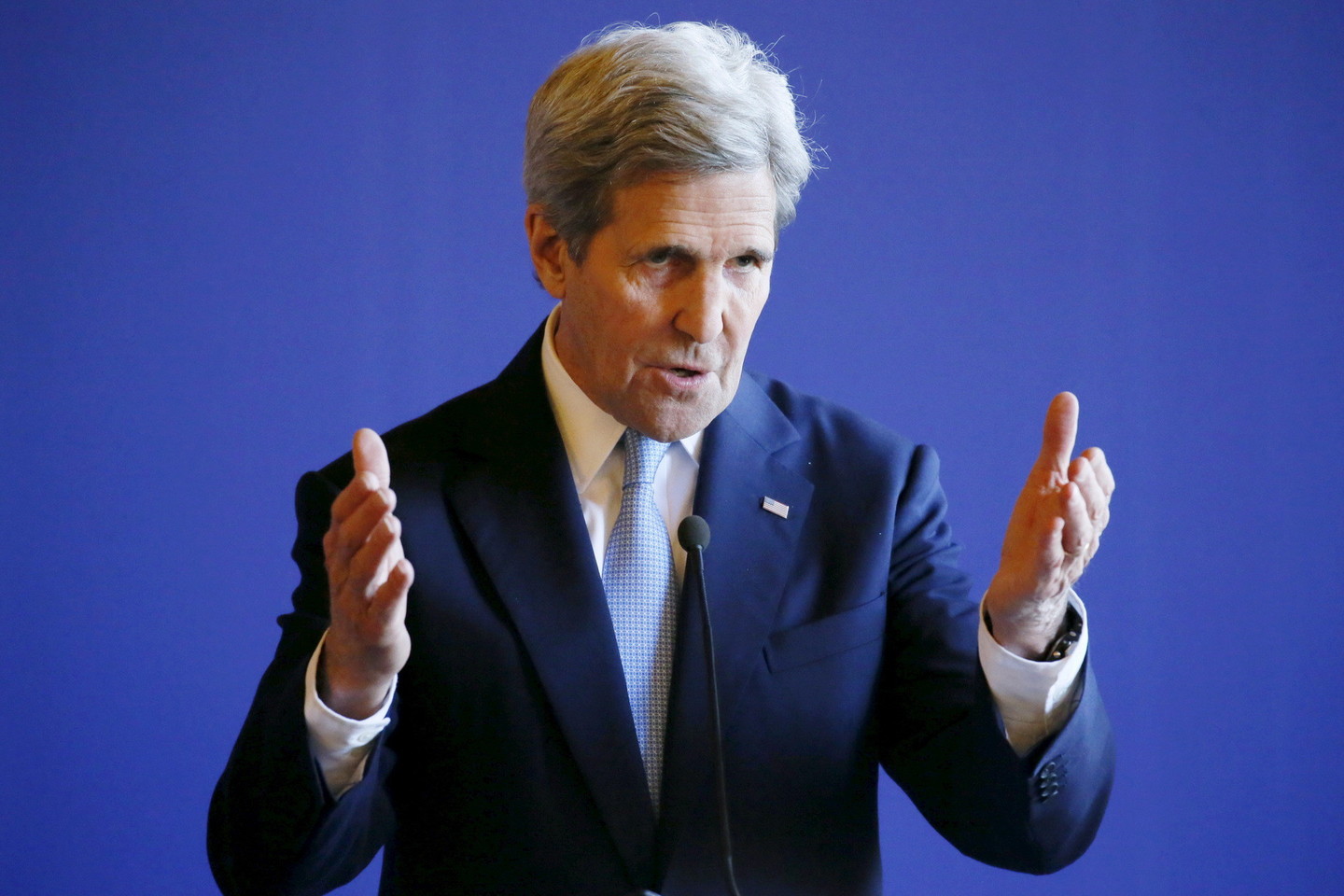 JAV valstybės sekretorius Johnas Kerry pareiškė, kad taikos derybas žlugdo kalbos, jog Sirijos prezidento Basharo al-Assado pašalinimas iš posto prilygtų „raudonos linijos“ peržengimui