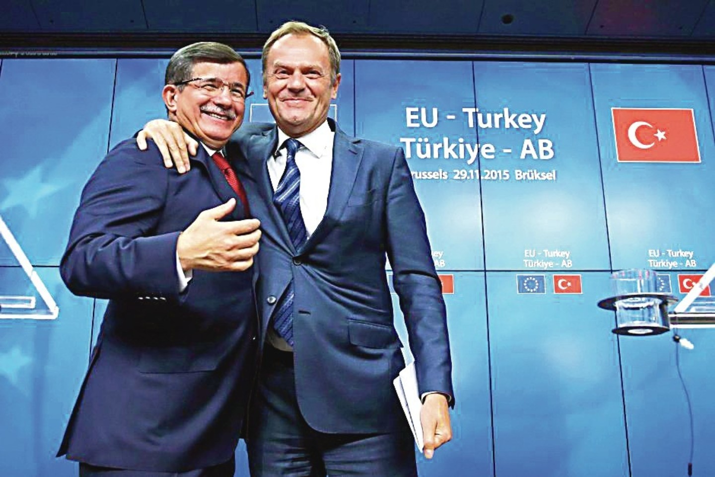 D.Tuskas (dešinėje) šią savaitę džiaugėsi susitarimu su A.Davutoglu, tačiau dabar turi kovoti su jo kliūtimis.<br>„Reuters“/„Scanpix“ nuotr.