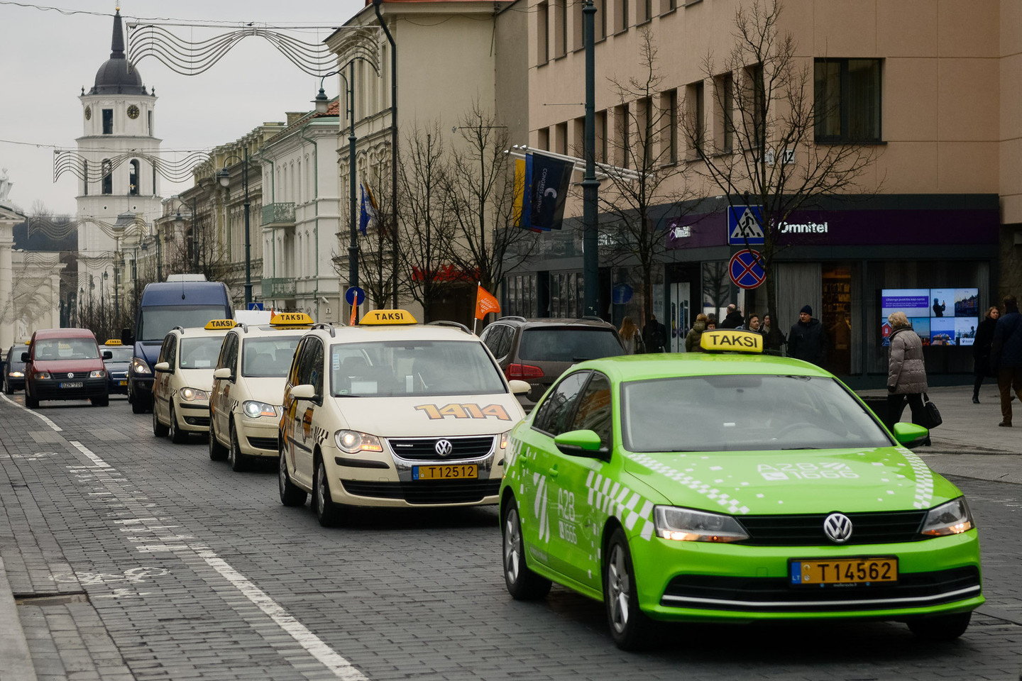 Trečiadienį taksistai Vilniuje surengė protesto akciją, kurioje piktinosi, jog „Uber“ vežėjams suteikiamos kur kas palankesnės sąlygos dirbti.<br>J.Stacevičiaus nuotr.