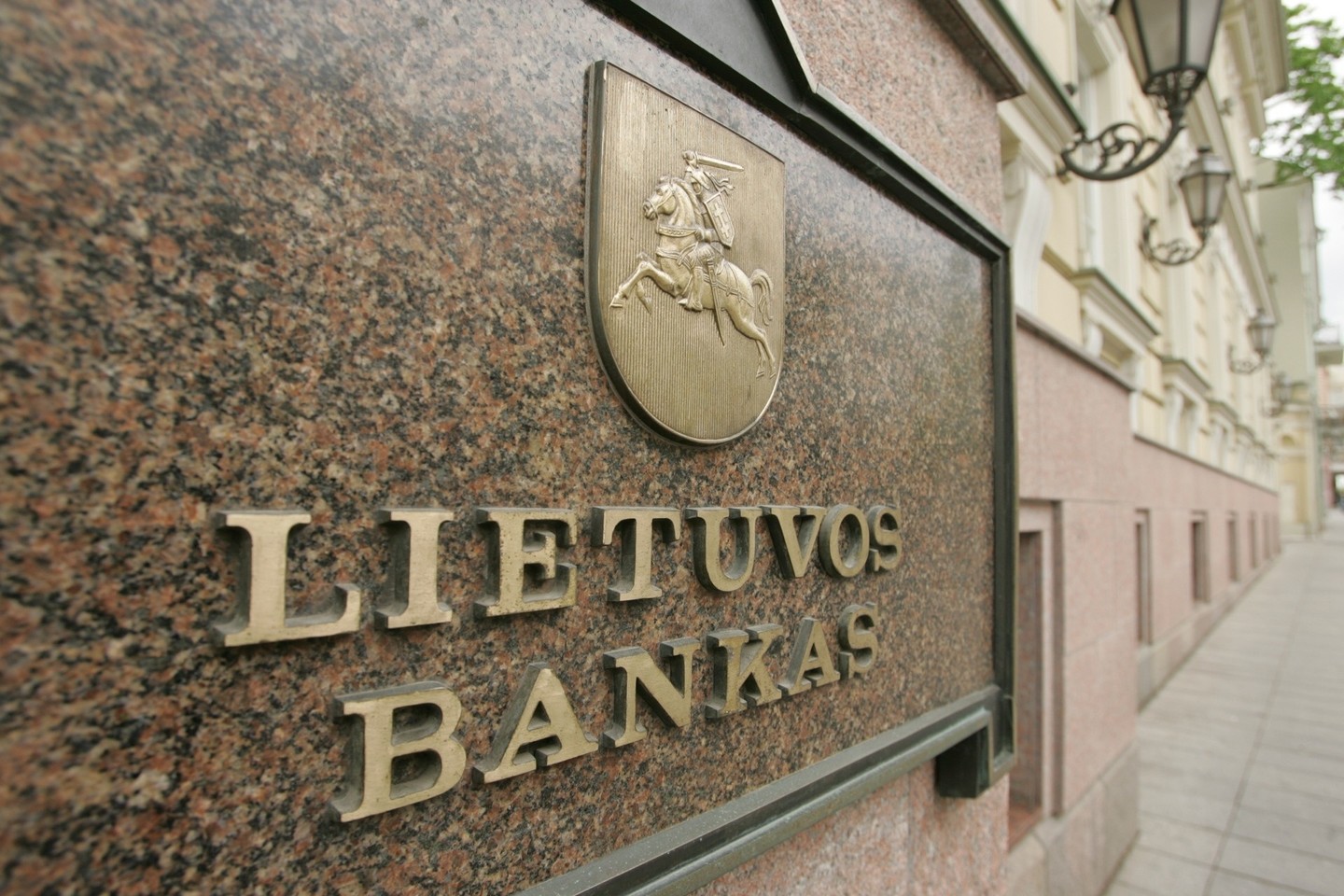 Bankai už tarptautinius pervedimus minėtomis valiutomis taikė nuo 1,45 iki 4,34 euro didesnius įkainius nei už vietinius pervedimus atitinkamomis valiutomis, nors tai yra draudžiama.