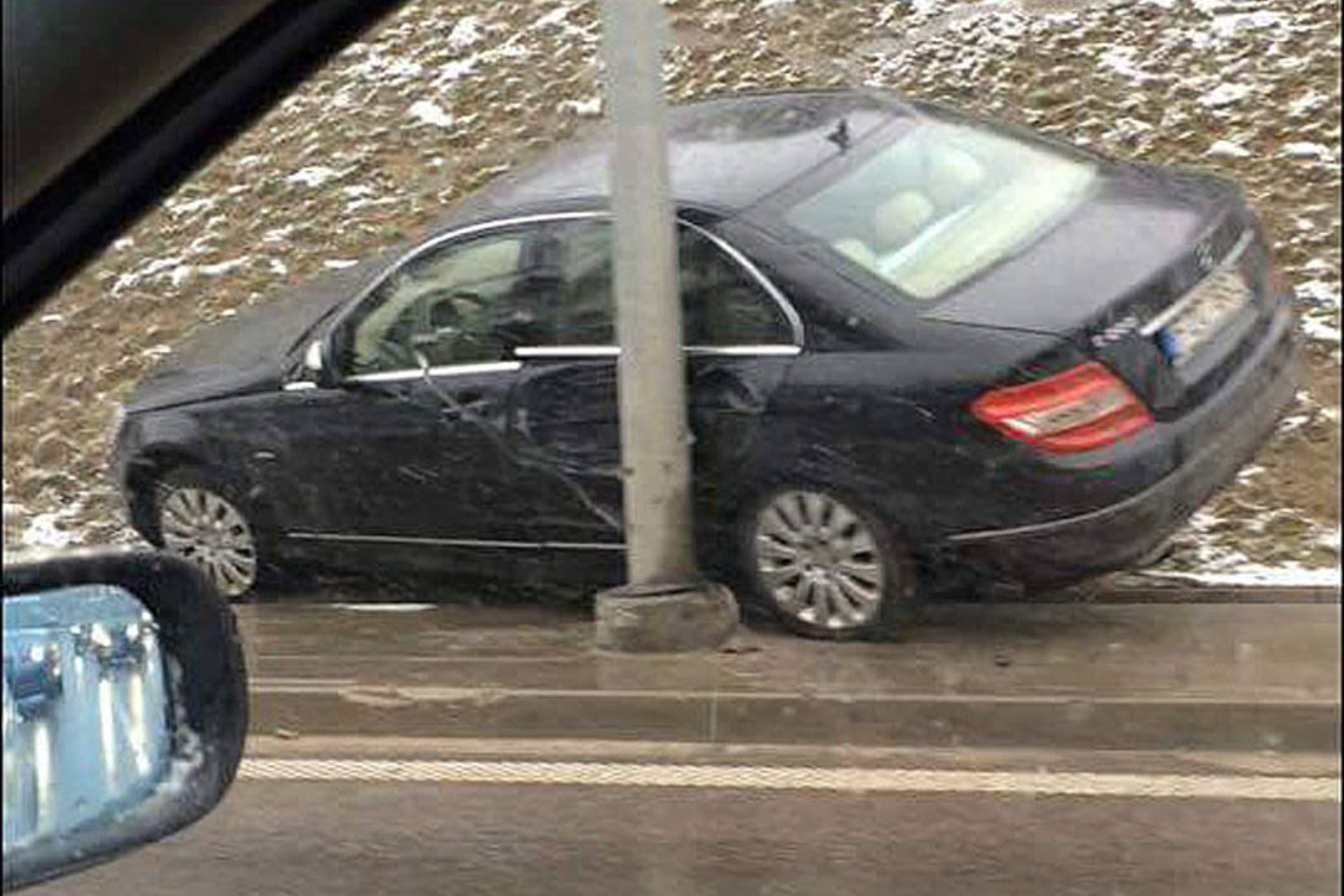 Po avarijos automobilį laikė tik stulpas.