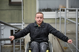 Neįgalų vaikiną stebina savimi nepasitikinčios sveikos merginos