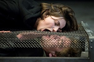 Jaunųjų aktorių kūrinys: žiauru, bet žiaurume skleidžiasi meilė