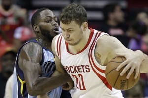 Donatas Motiejūnas vedė „Houston Rockets“ į galingą pergalę