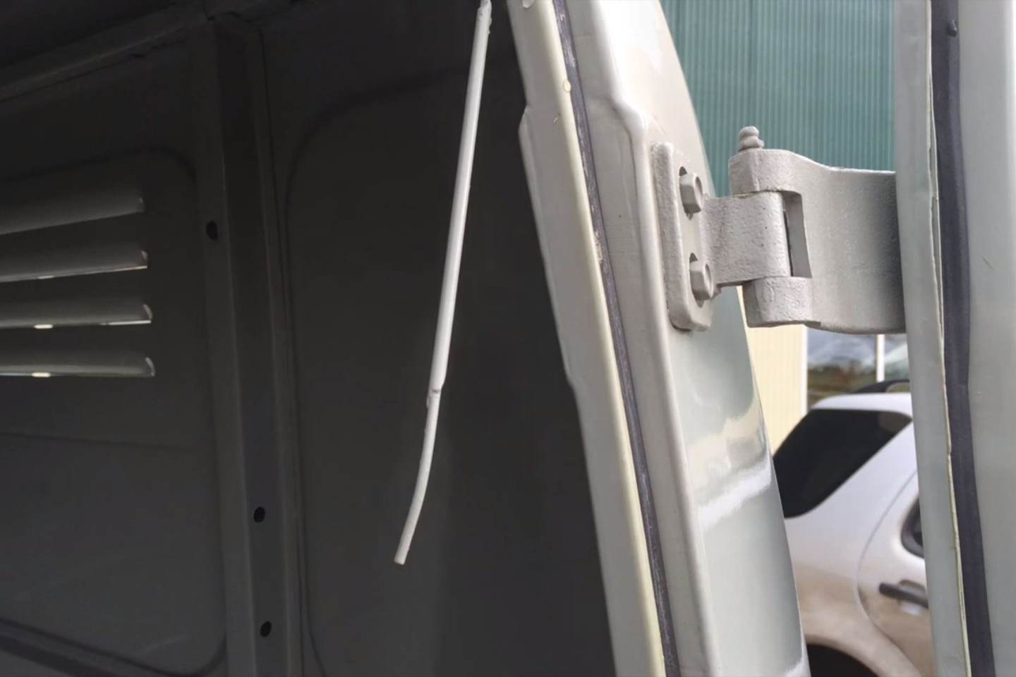 Plika akimi matomi UAZ mikroautobuso trūkumai kelia nuostabą.<br>Nuotrauka iš vaizdo įrašo.