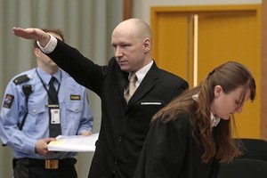 Į teismą atvežtas A.Breivikas pademonstravo nacių pasisveikinimą