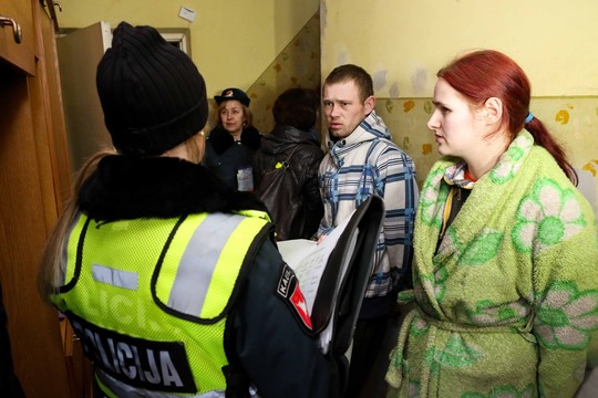 Kaune pareigūnai beldėsi į socialinės rizikos šeimų namų duris