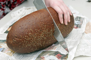 Firminę duoną pirkusi vilnietė: „Prapjovę išvydome keistenybę“