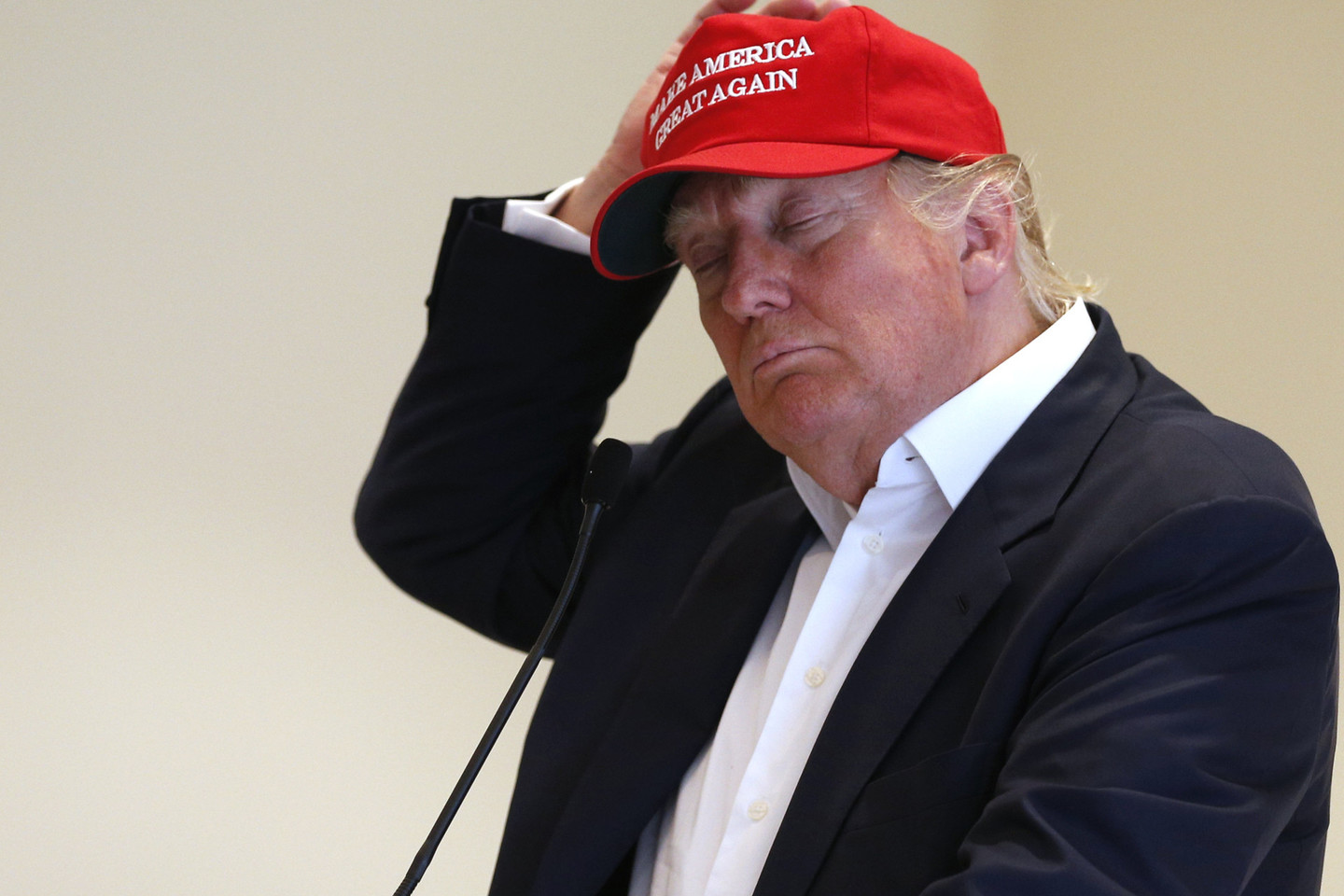 D.Trumpui patarnaujantys žmonės seniai išmoko su milijardieriu elgtis atsargiai, jei jis dėvi raudoną kepurę.<br>Reuters/Scanpix nuotr.